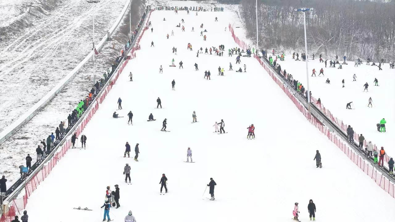 沈陽(yáng)怪坡國(guó)際滑雪場(chǎng)迎來(lái)眾多滑雪愛好者。人民網(wǎng)記者 孝媛攝