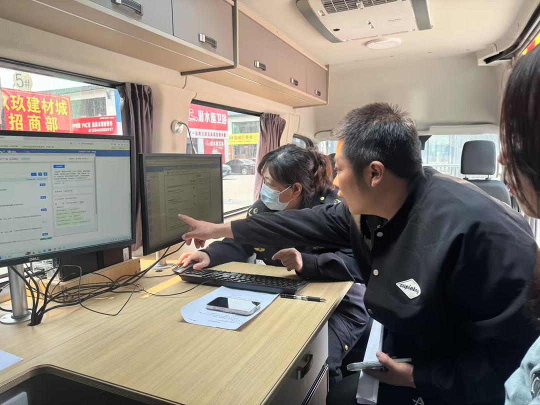 沈陽(yáng)市大東區(qū)市場(chǎng)監(jiān)督管理局將政務(wù)服務(wù)窗口“搬”到商戶“家門口”，現(xiàn)場(chǎng)為經(jīng)營(yíng)主體集中辦理并頒發(fā)營(yíng)業(yè)執(zhí)照。沈陽(yáng)市營(yíng)商局供圖