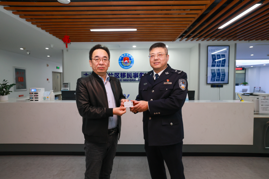 全省首張往來港澳人才簽注落地大連自貿(mào)片區(qū)。遼寧自貿(mào)試驗(yàn)區(qū)大連片區(qū)供圖