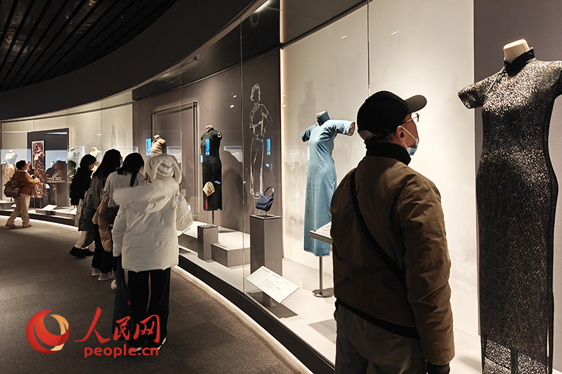 觀眾在上海博物館參觀展覽。人民網(wǎng)記者 韋衍行攝