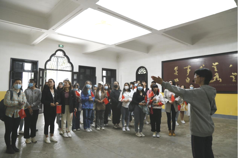 2021年5月20日，在喜迎中國共產(chǎn)黨建黨100周年之際，我校開展了少數(shù)民族學(xué)生“學(xué)黨史、感恩黨、跟黨走”紅色研學(xué)活動(dòng)。