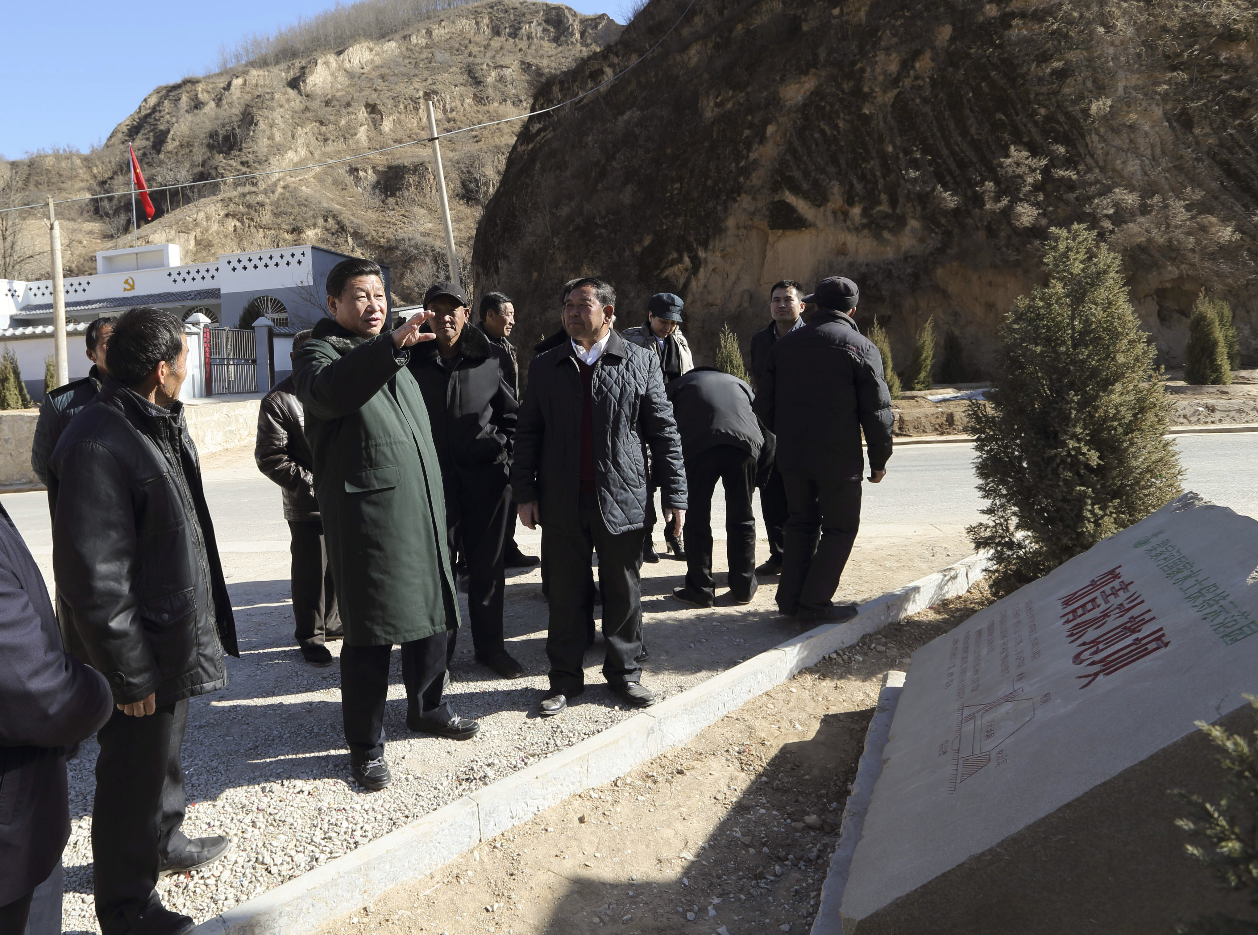 2015年春節(jié)前夕，習(xí)近平來到陜西考察調(diào)研，第一站便來到延安市延川縣梁家河村。新華社 發(fā)