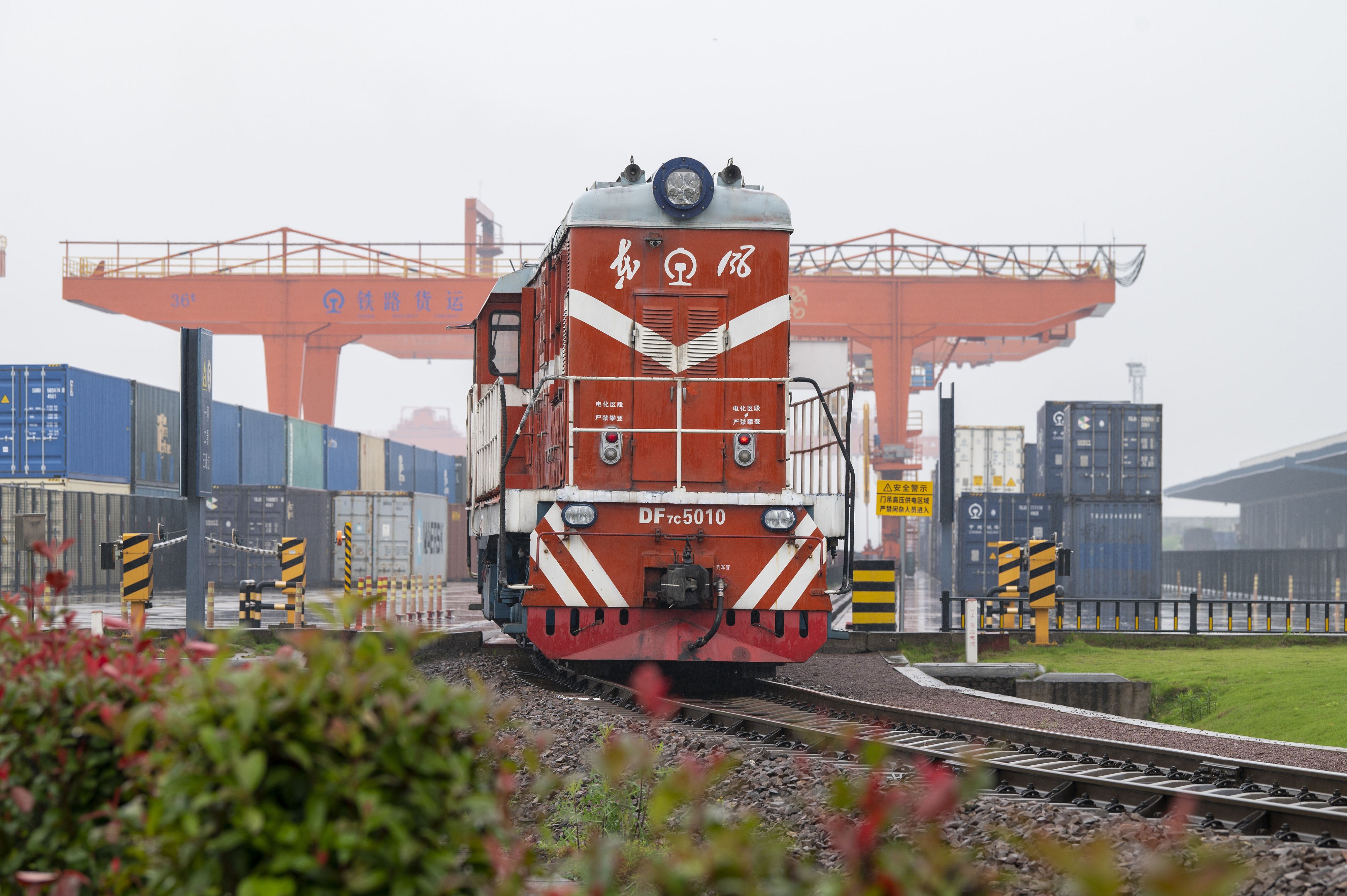 2024年5月5日，“五一”假期最后一天。在浙江省金華市金東區(qū)鐵路金華南站，一列滿載110標(biāo)箱的中歐班列緩緩啟程駛往匈牙利。