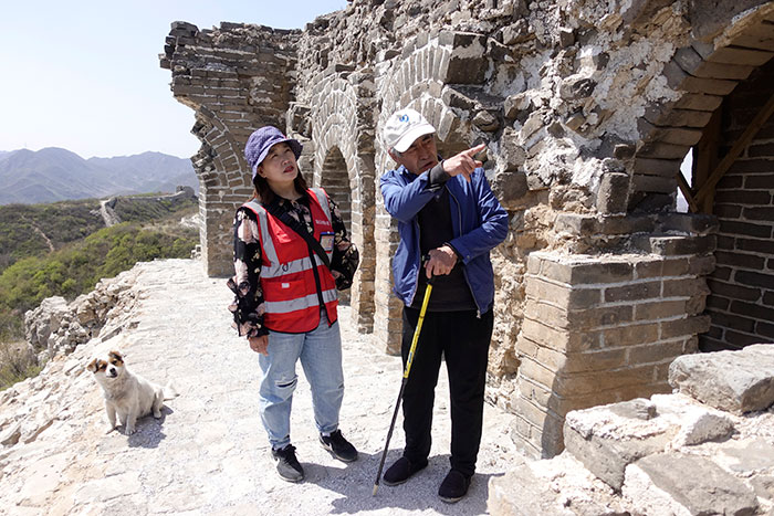 在明長(zhǎng)城遺址上，梅景田給外甥女劉紅巖講述長(zhǎng)城故事。