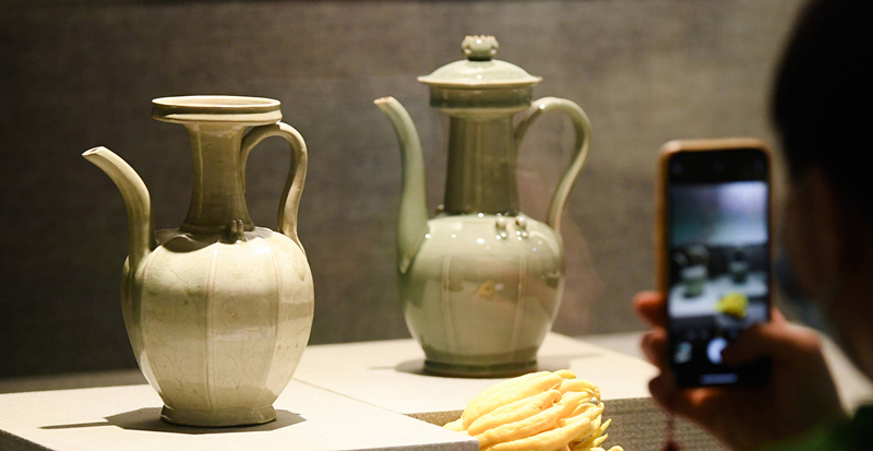 2021年9月14日，浙江省博物館，觀眾在拍攝北宋龍泉窯執(zhí)壺（左）和龍泉青瓷藝人劉杰制作的執(zhí)壺。