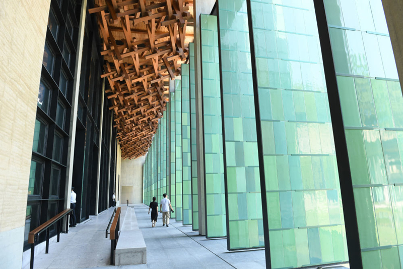 2022年7月23日，杭州國家版本館屋頂?shù)哪緲?gòu)和青瓷門扇相映成趣。