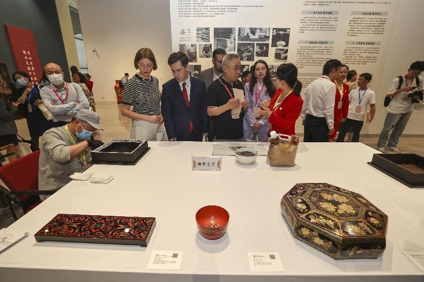 2023年5月28日，北京，推光漆器匠人為駐華使節(jié)展示技藝。