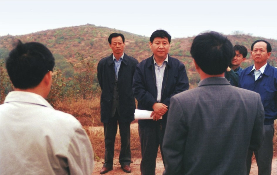 1999年11月，習(xí)近平在龍巖市長汀縣河田水土流失治理區(qū)調(diào)研。圖源：《習(xí)近平在福建（下）》