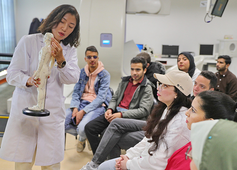 2023年4月19日，河北省秦皇島市中醫(yī)醫(yī)院醫(yī)務工作者為燕山大學外國留學生講解中醫(yī)經(jīng)絡知識。