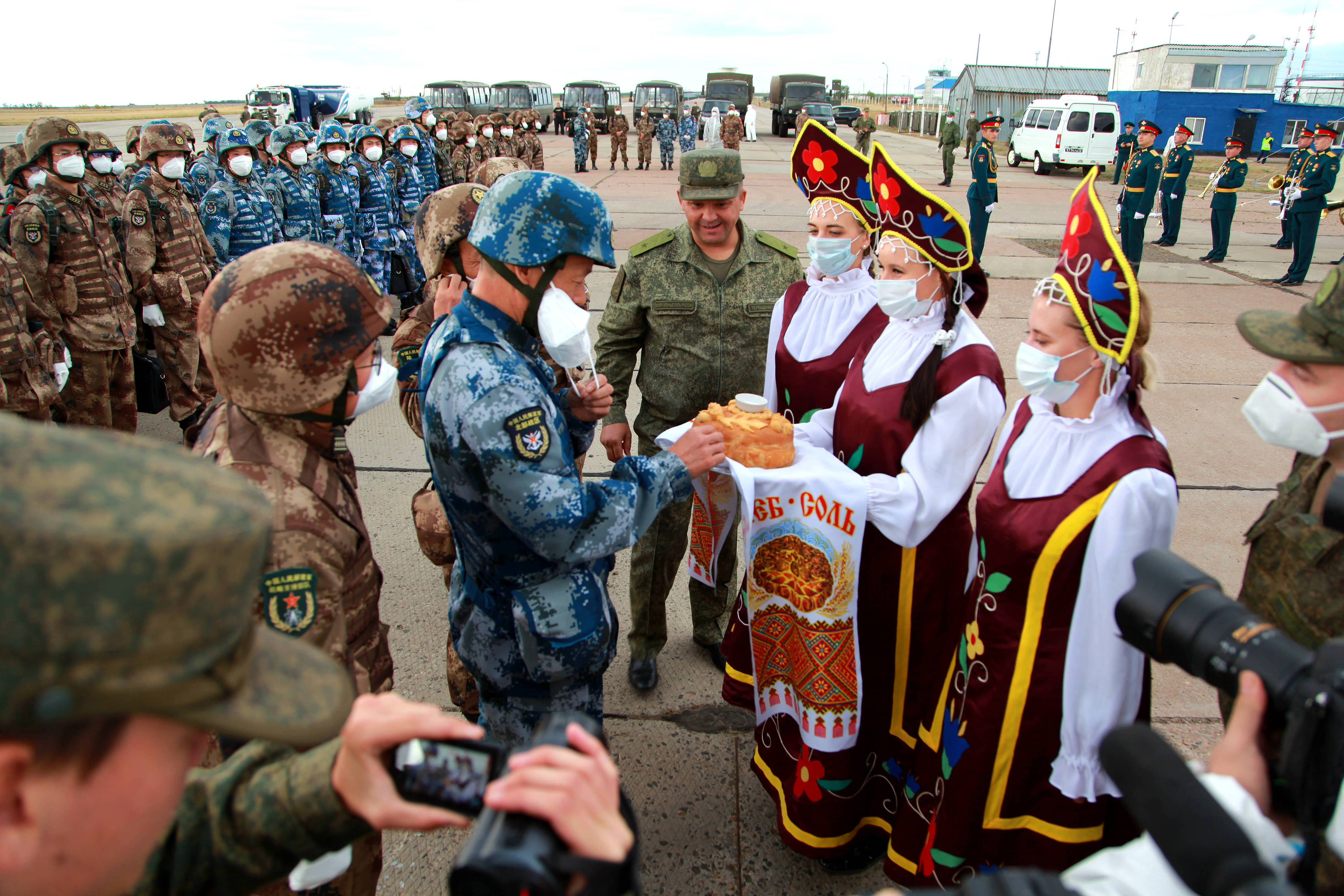 當(dāng)?shù)貢r間2021年9月10日，跨境參加“和平使命-2021”上海合作組織成員國聯(lián)合反恐軍演的中方部隊導(dǎo)演部抵達(dá)俄羅斯奧倫堡“東古茲”靶場演習(xí)地域。圖為俄方人員為中方人員舉行歡迎儀式。