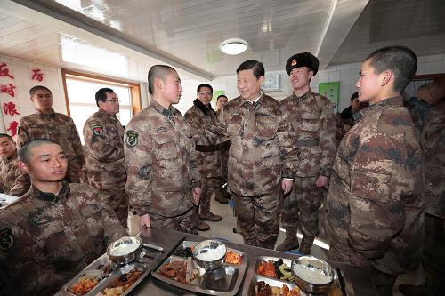 2014年1月26日中午，習(xí)近平來到連隊(duì)食堂，同戰(zhàn)士們一起用餐。新華社記者 李剛 攝