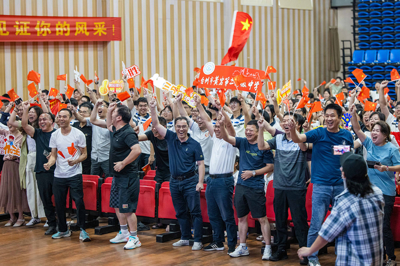 北京時間7月27日，2024年巴黎奧運會首個比賽日，在射擊10米氣步槍混合團體比賽中，中國選手黃雨婷/盛李豪獲得金牌。圖為黃雨婷的母校師生們通過收看奧運直播的方式為她加油助威。