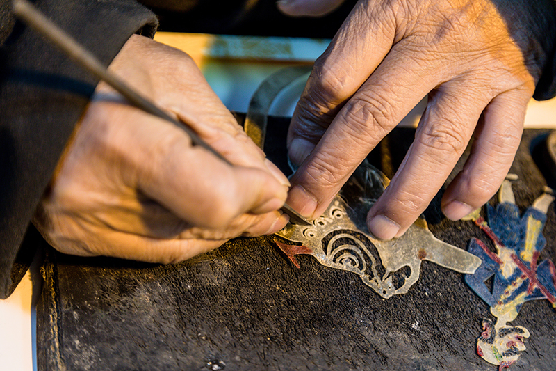皮影非遺傳承人正在制作皮影。