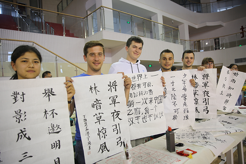 2017年6月5日，來(lái)自青島大學(xué)和中國(guó)石油大學(xué)（華東）的外國(guó)留學(xué)生在展示剛剛現(xiàn)場(chǎng)完成的書(shū)法作品。