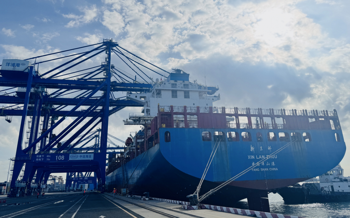 外貿(mào)貨輪“新蘭州”號將從海南洋浦港駛往中東。人民網(wǎng)記者 毛雷攝