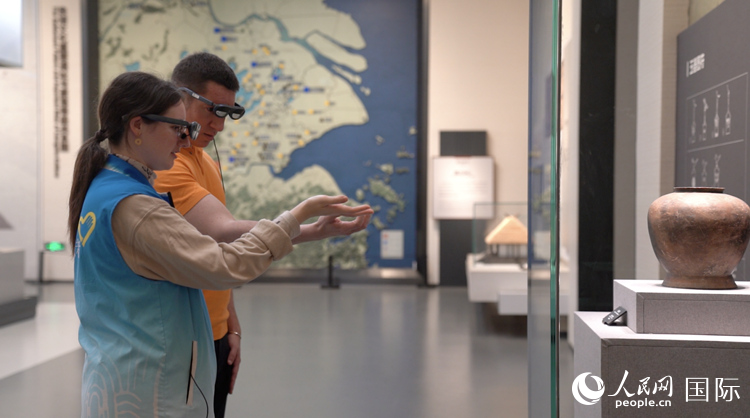 人民網(wǎng)外籍專家在良渚博物院體驗AR眼鏡。人民網(wǎng)記者 袁蒙攝
