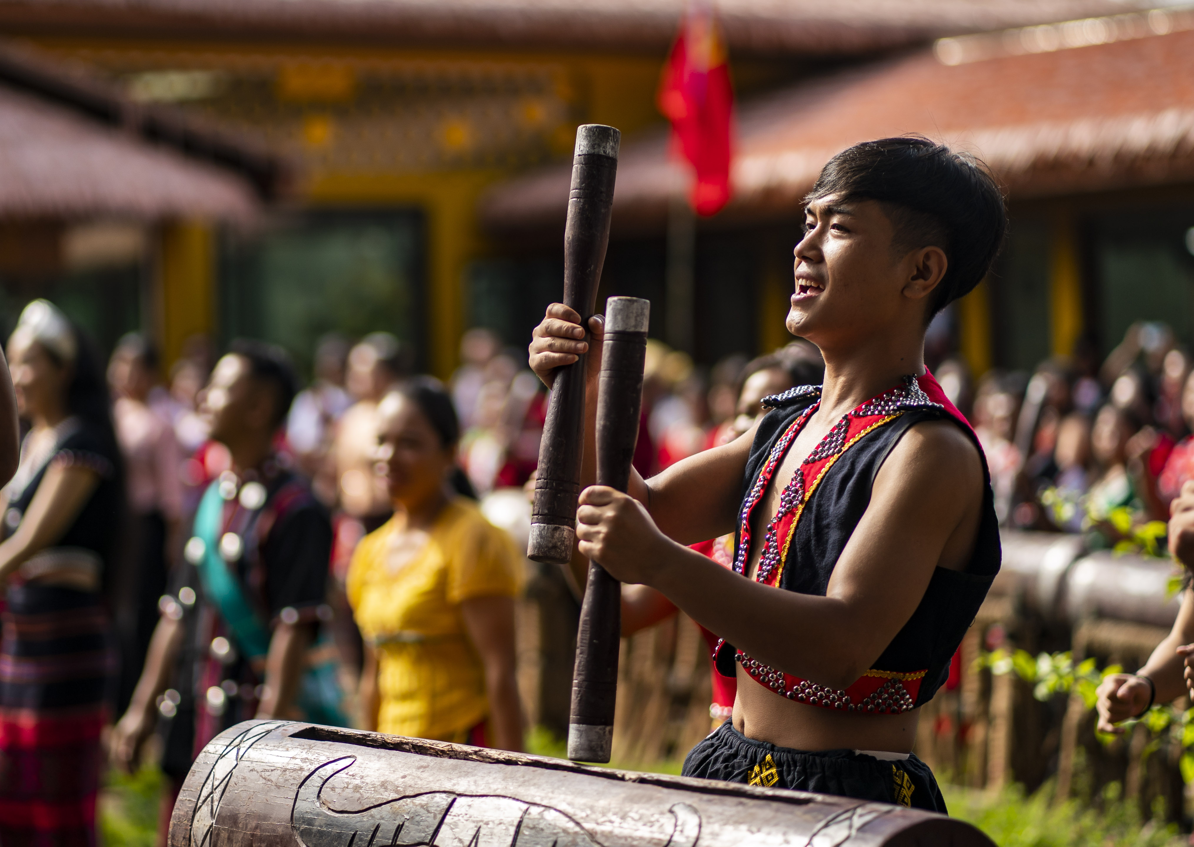 云南省滄源縣班洪鄉(xiāng)班洪村的佤族群眾唱響《阿佤人民唱新歌》（2021年8月20日攝）。