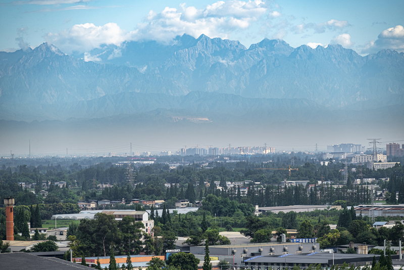2024年7月1日，成都天氣晴好，遠處雪山清晰可見。
