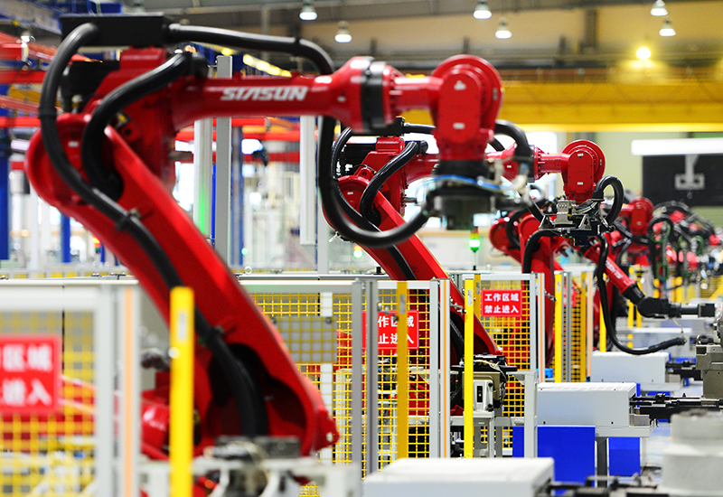 2019年11月22日，沈陽，一家數(shù)字化智能工廠內(nèi)，名為SR210的機(jī)器人正在自主地抓取各種零部件，快速組裝稍小的工業(yè)機(jī)器人。