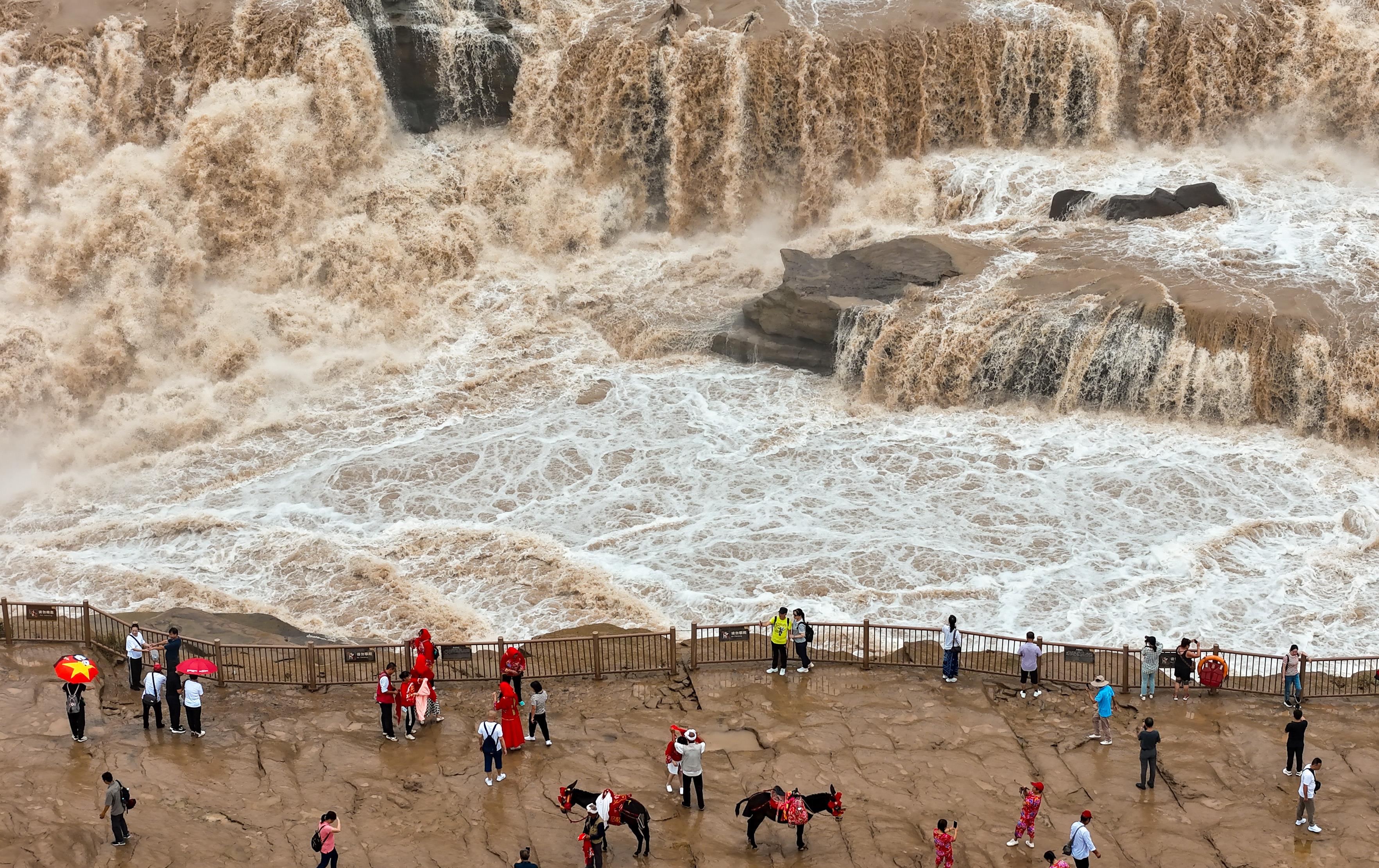 △2024年9月，游客在黃河壺口瀑布景區(qū)游覽。
