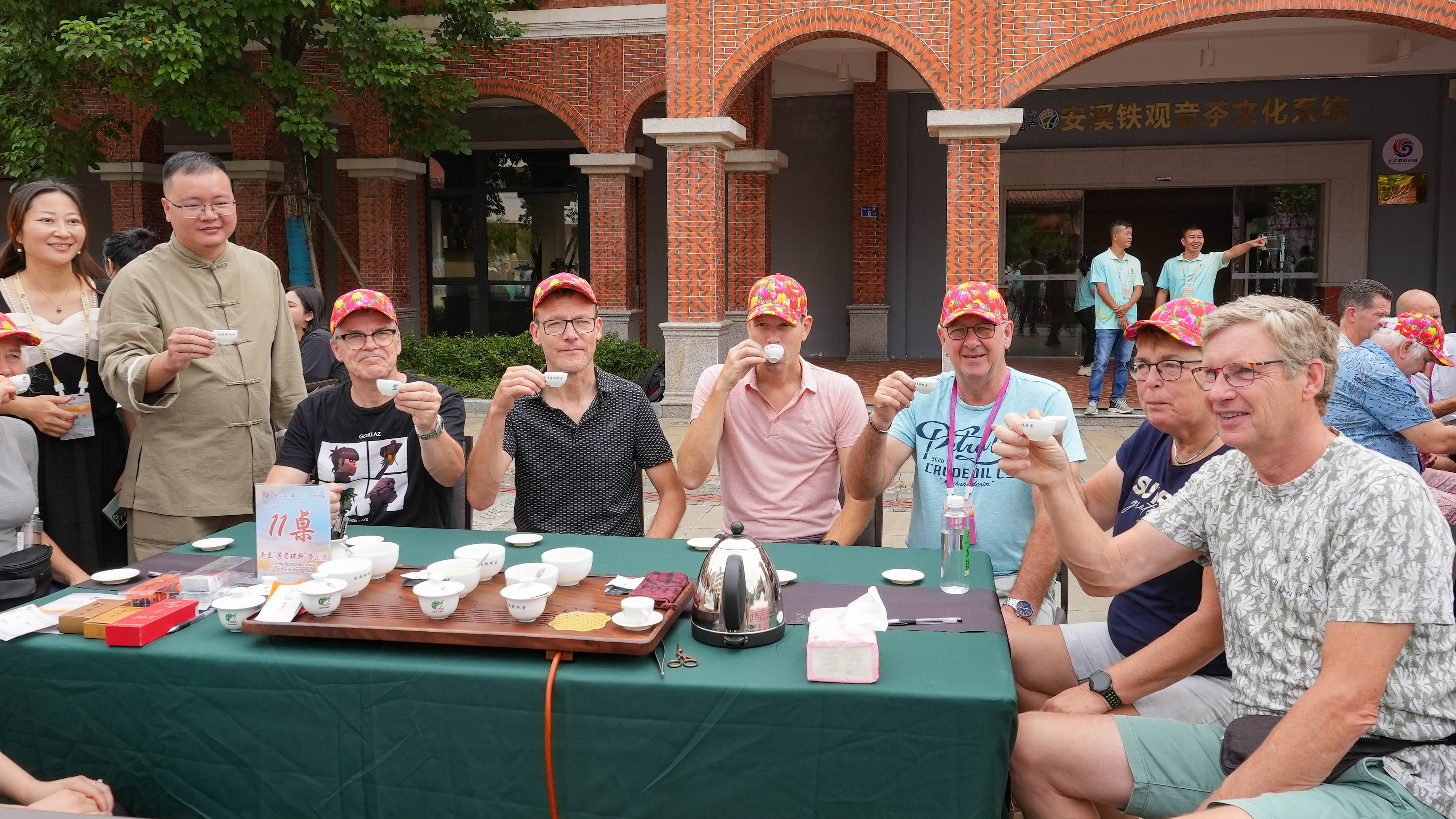 △2023年10月4日，福建泉州，外國(guó)人品中國(guó)茶。