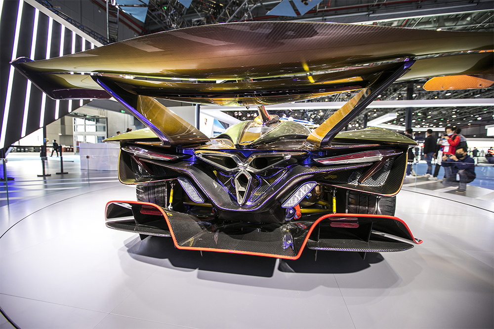 2020年11月5日，上海，來自德國的全球首款全碳纖維跑車亮相進(jìn)博會。該車總重量只有1250KG。