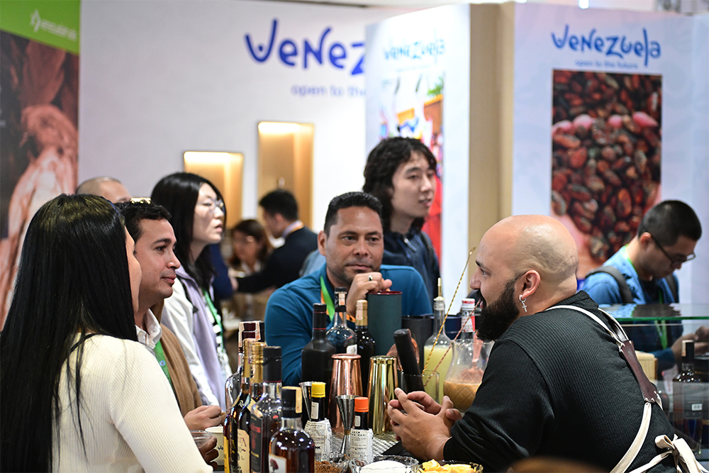 2023年11月9日，上海，觀眾在進(jìn)博會委內(nèi)瑞拉館參觀、交流、洽談。