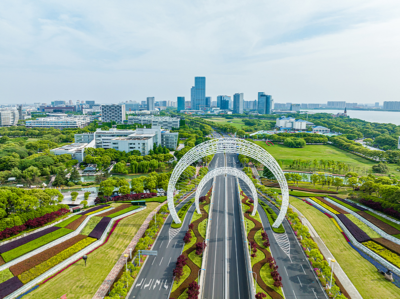 圖為蘇州工業(yè)園區(qū)星湖街鋼結(jié)構(gòu)雕塑。