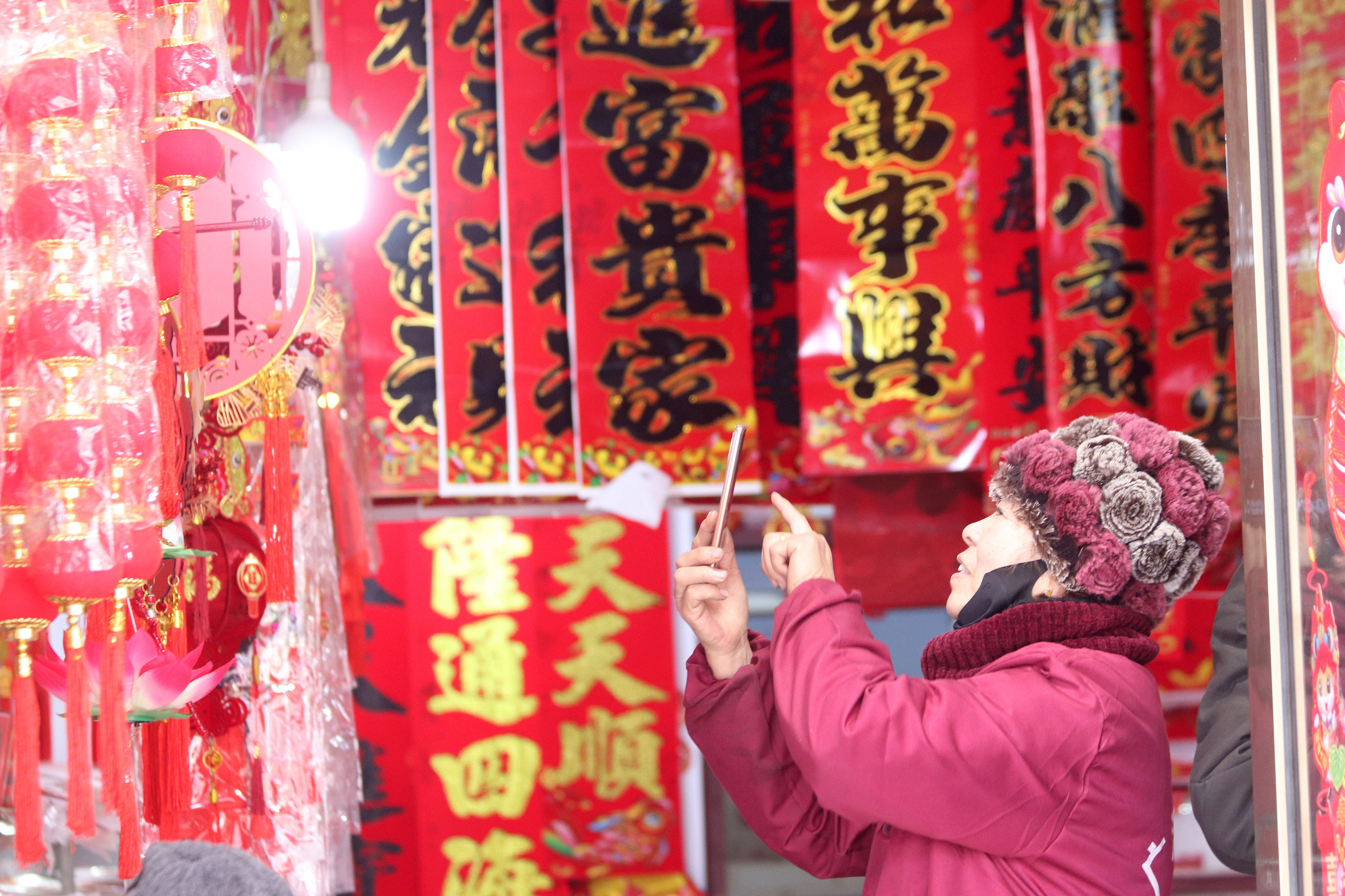 2025年1月5日，在山東省高密市夏莊鎮(zhèn)東李家村，商戶使用手機(jī)推銷新春飾品。