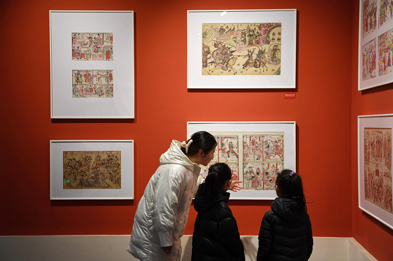 2023年2月3日，游客在河北武強年畫博物館參觀。