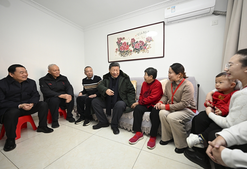 2025年1月23日上午，習近平總書記在遼寧沈陽大東區(qū)長安街道長安小區(qū)考察時，走進居民郎素蘭家中看望。