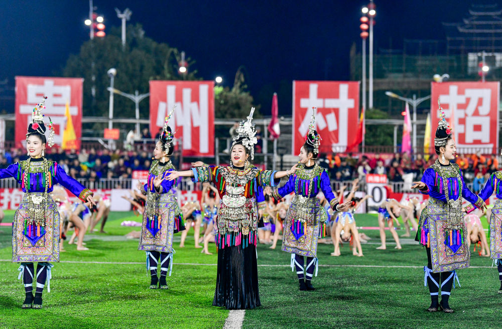 2025年3月14日，2025年貴州“村超”40強(qiáng)交叉賽在榕江“村超”足球場(chǎng)舉行，演員在比賽間隙表演侗族大歌，民族文化伴隨著體育賽事成功“出圈”。圖片來(lái)源：新華社