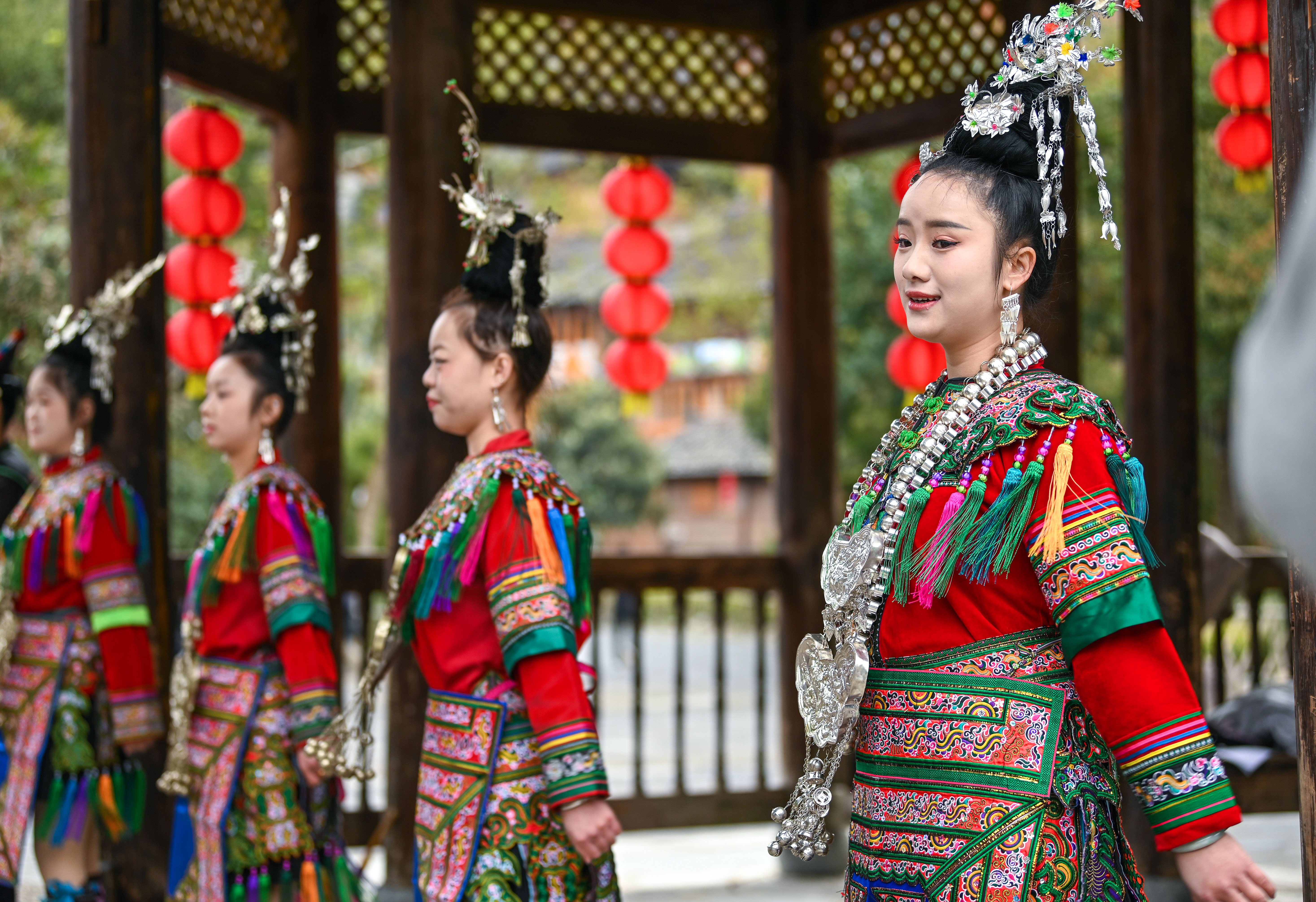  2025年3月18日，侗族群眾在貴州省黎平縣肇興侗寨給游客演唱侗族大歌。