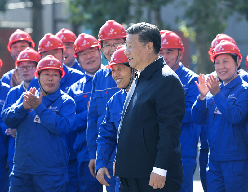 2018年9月26日，在中國一重集團(tuán)，習(xí)近平總書記走到工人中間，同大家親切交流。