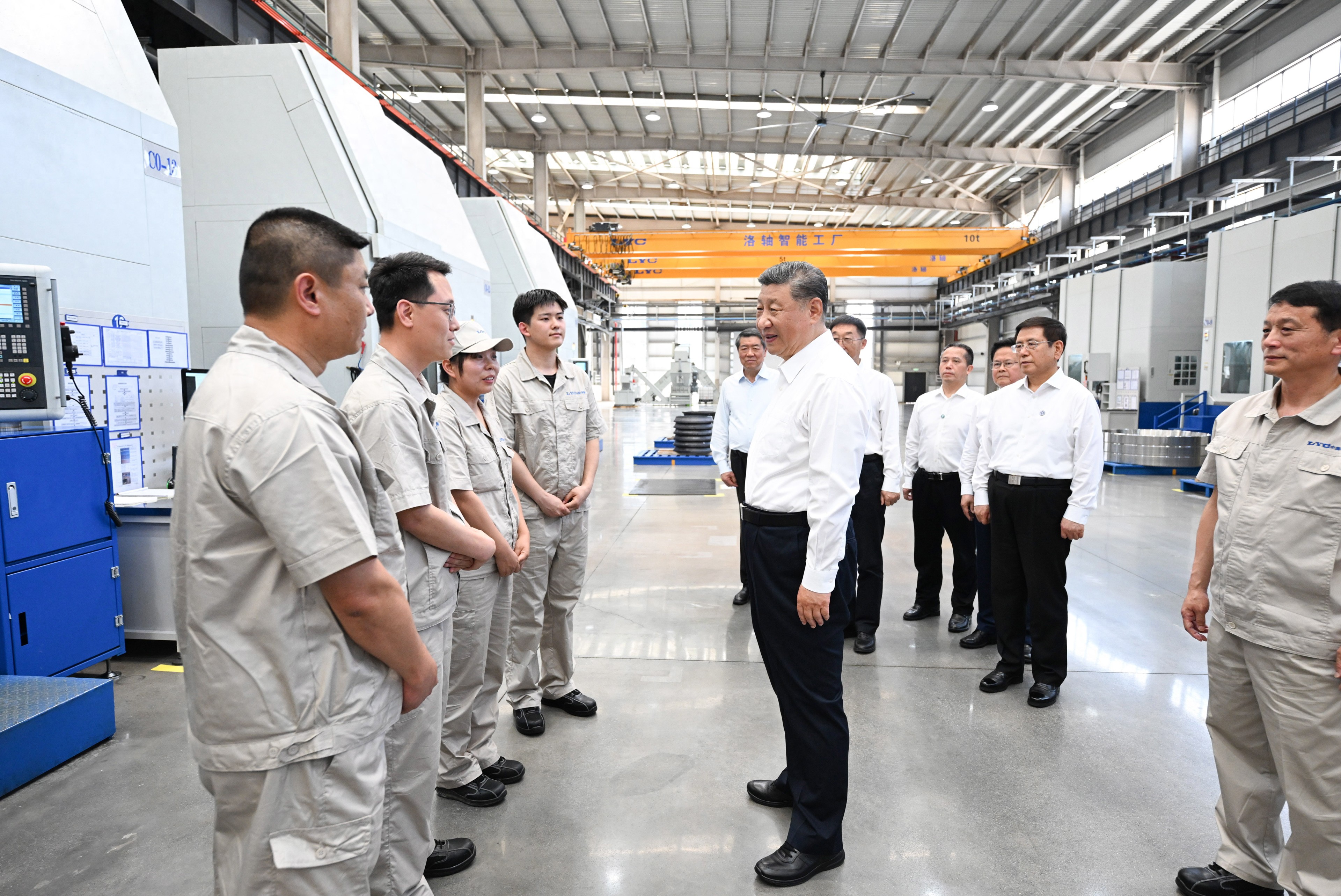 5月19日至20日，中共中央總書記、國家主席、中央軍委主席習(xí)近平在河南考察。這是19日下午，習(xí)近平在洛陽軸承集團股份有限公司智能工廠考察時，同企業(yè)職工親切交流。新華社記者 燕雁 攝