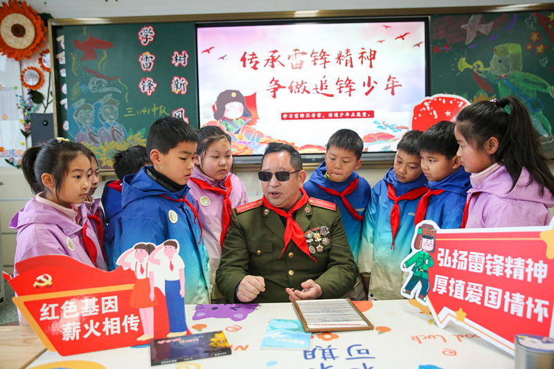 2025年3月3日，江蘇南通如皋市安定小學(xué)里，傷殘軍人許波銀在思政小課堂上向?qū)W生講述雷鋒故事。