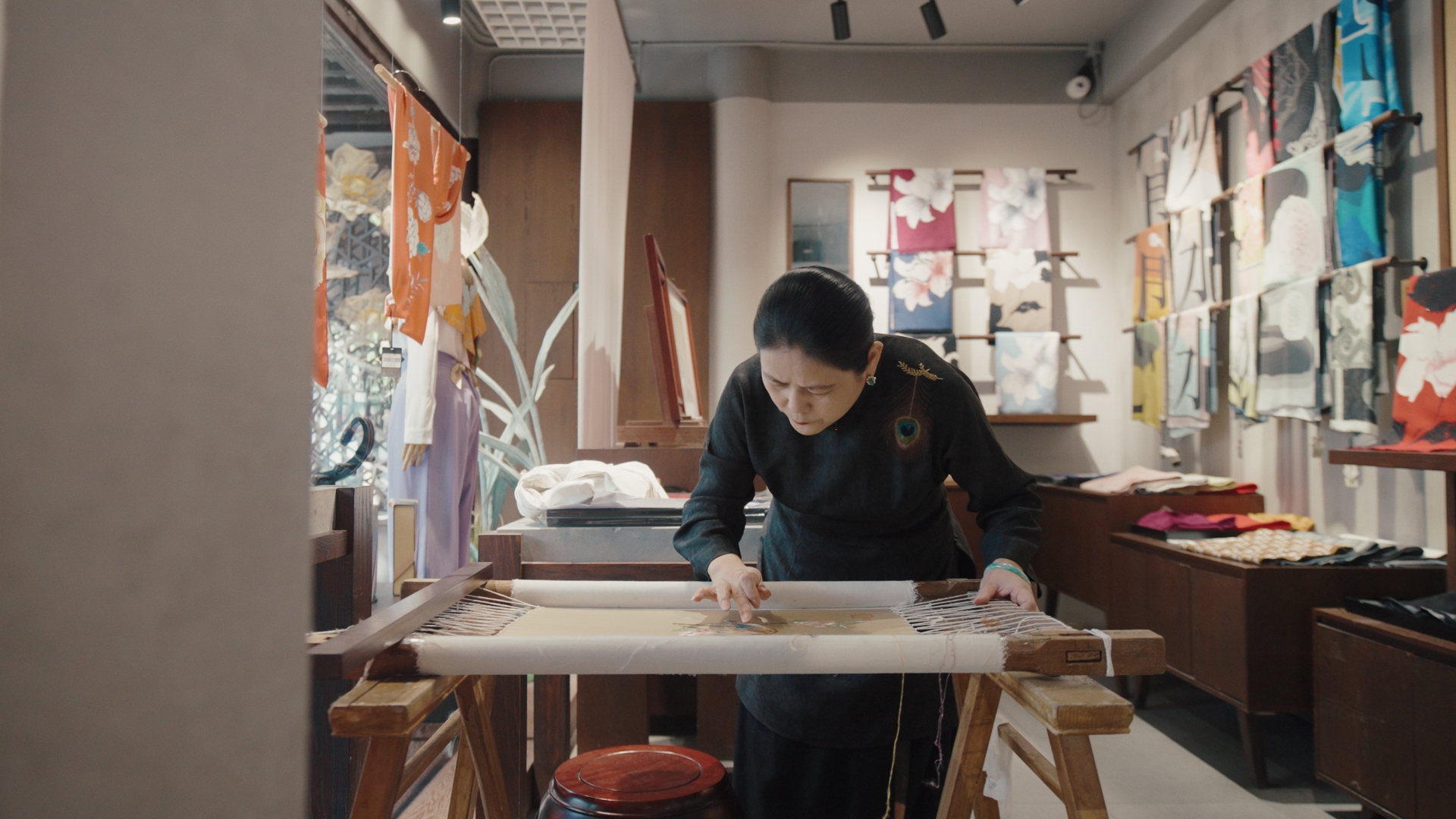 蘇繡代表性傳承人盧建英正在繡制作品。人民網(wǎng)記者 葛泰佚攝