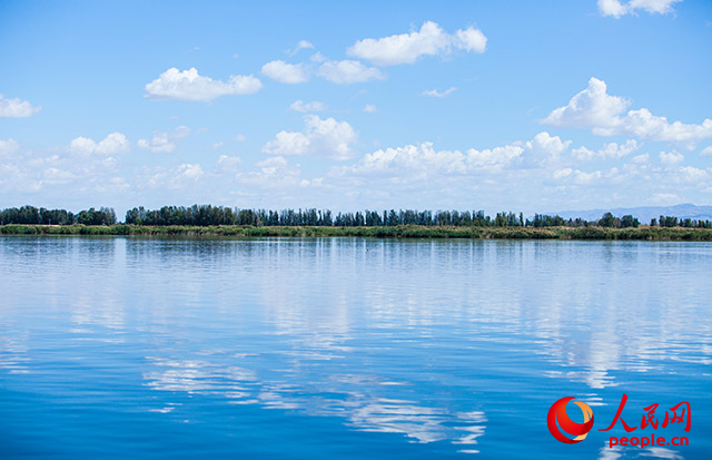 烏梁素海風景秀美。人民網(wǎng) 孟佳澍攝