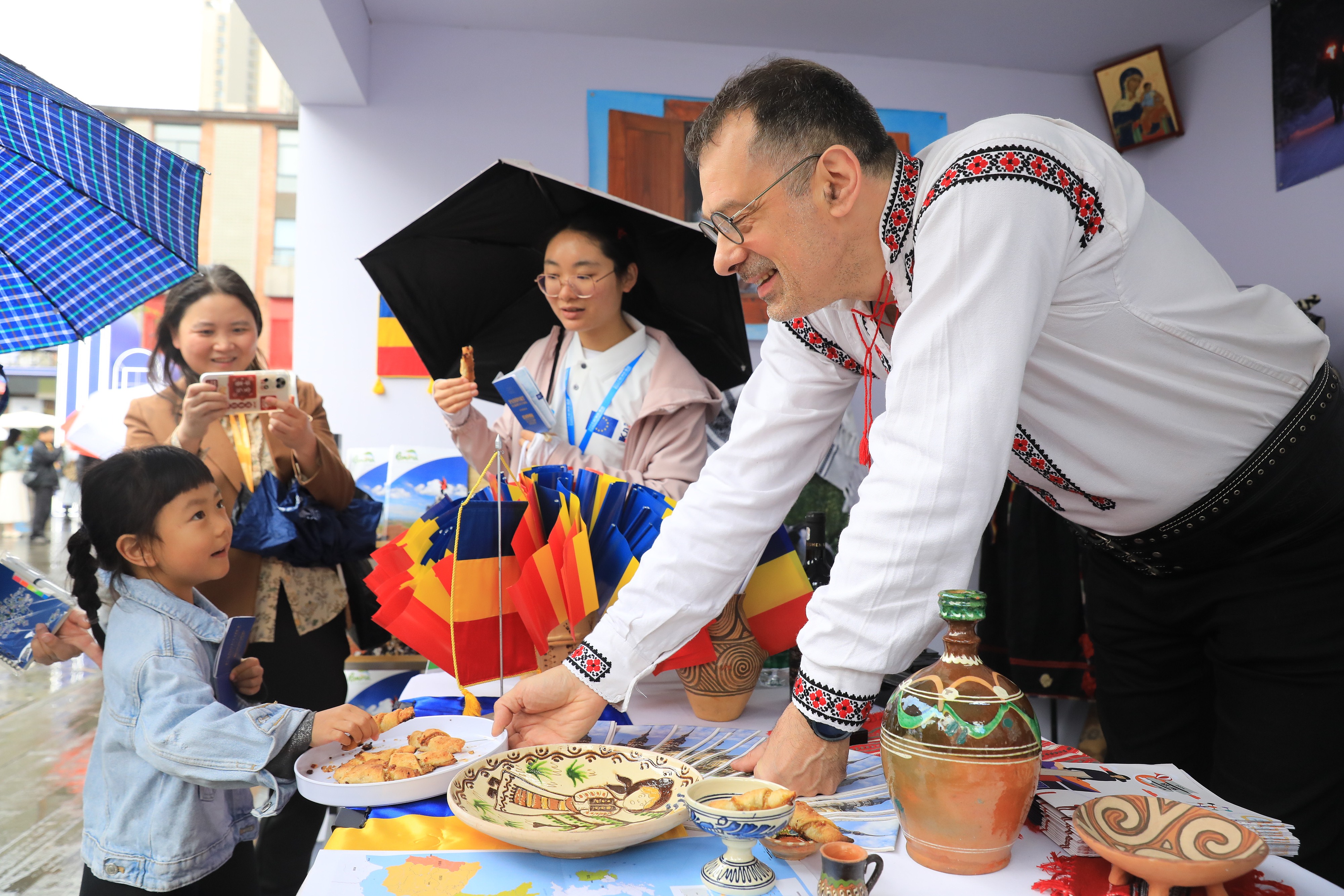 2025年4月12日，四川省成都市“2025成都·歐洲文化季”活動融匯藝術(shù)、音樂、美食與互動體驗，為民眾打造了一場“沉浸式”文化嘉年華。