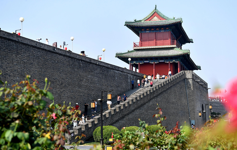 2024年9月16日，游客在河北省石家莊市正定古城游玩。