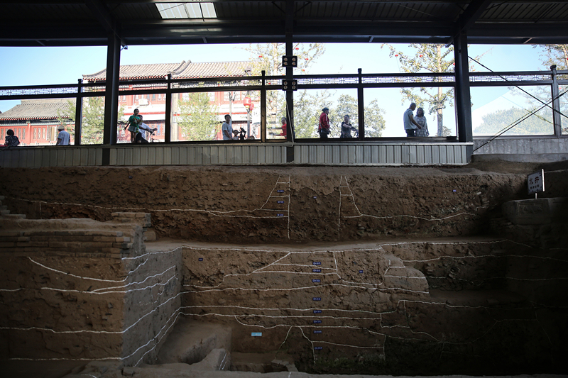 2019年9月7日，人們透過玻璃幕墻看開元寺南廣場遺址考古現(xiàn)場。