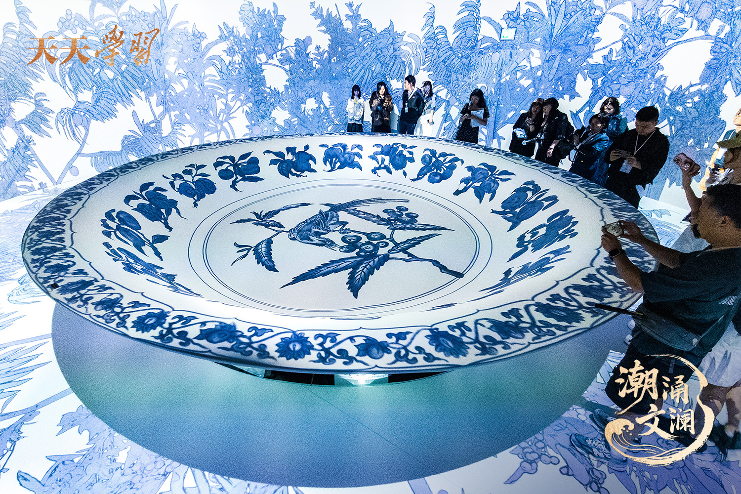 2025年5月13日，“‘紋’以載道——故宮博物院沉浸式數字體驗展”亮相香港故宮文化博物館。