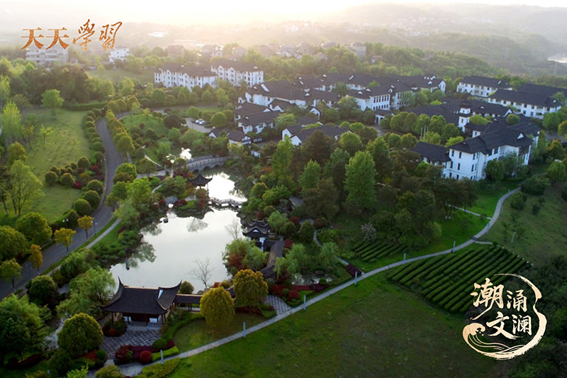 如今，越劇不僅活躍在嵊州人日常生活的一個(gè)個(gè)角落，也深深烙印在嵊州人的精神血脈之中。圖為古色古香的嵊州越劇藝術(shù)學(xué)校。