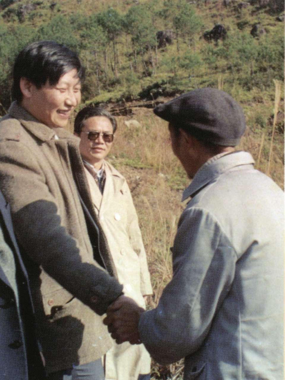 1989年1月，習(xí)近平到周寧縣走訪種林專業(yè)戶。（圖源：《習(xí)近平在寧德》）