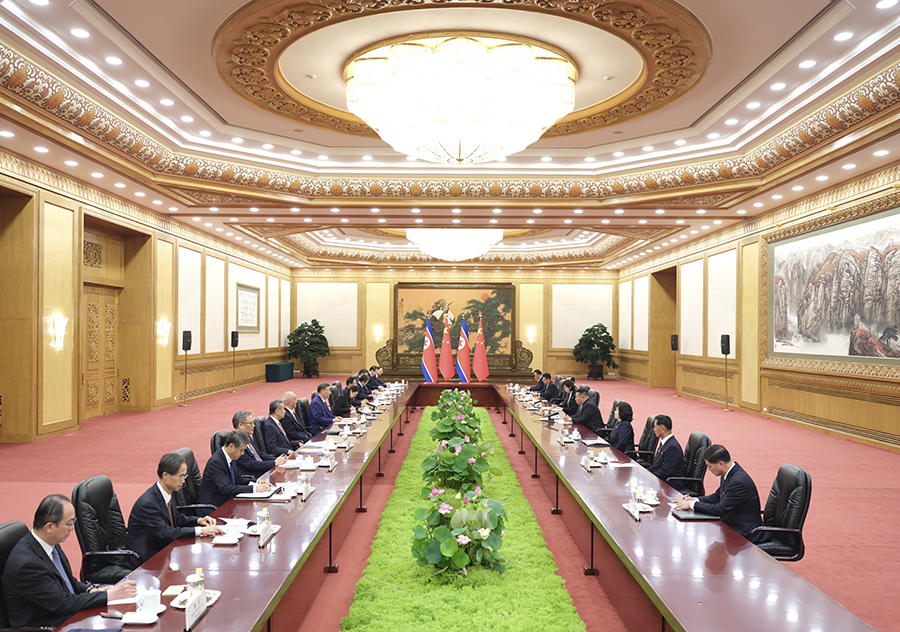 9月4日晚，中共中央總書(shū)記、國(guó)家主席習(xí)近平在北京人民大會(huì)堂同來(lái)華出席紀(jì)念中國(guó)人民抗日戰(zhàn)爭(zhēng)暨世界反法西斯戰(zhàn)爭(zhēng)勝利80周年活動(dòng)的朝鮮勞動(dòng)黨總書(shū)記、國(guó)務(wù)委員長(zhǎng)金正恩舉行會(huì)談。