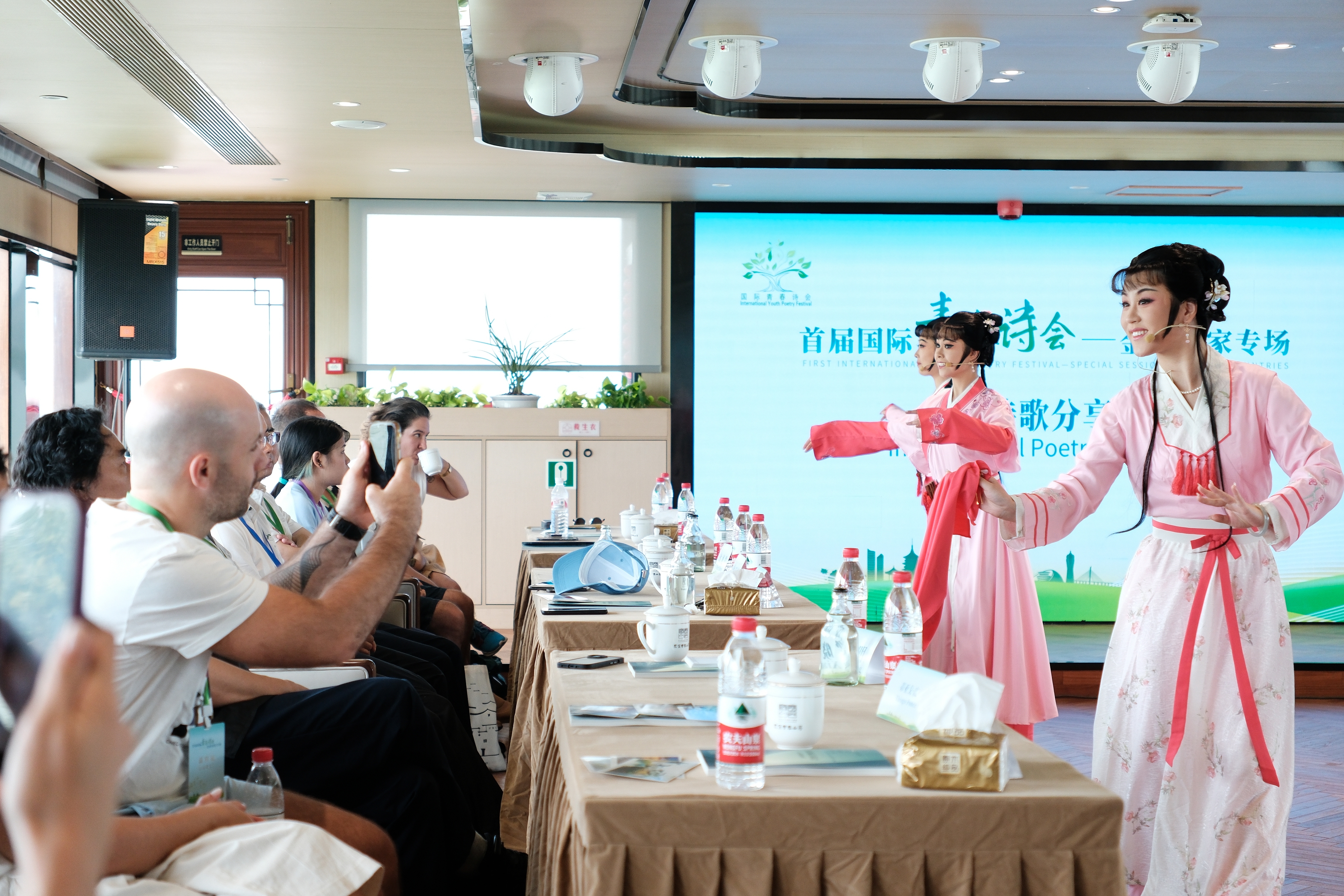 2024年7月21日，浙江杭州，金磚國(guó)家外國(guó)友人欣賞越劇《富陽(yáng)新曲》。