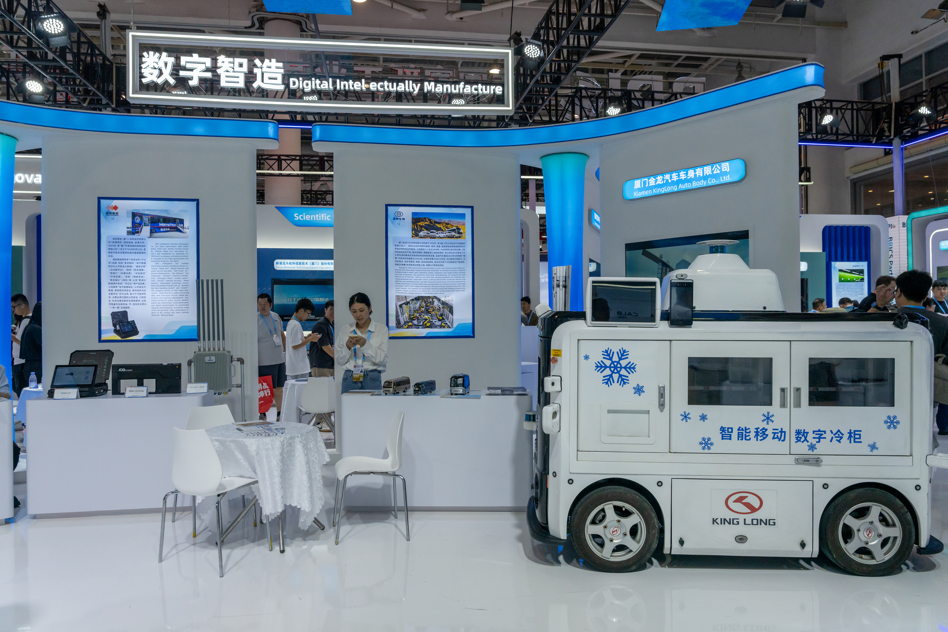 2024年9月9日，福建廈門，觀眾在金磚國(guó)家新工業(yè)革命伙伴關(guān)系創(chuàng)新基地展位參觀、洽談。