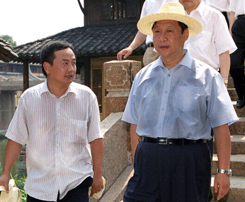 2005年8月3日，習(xí)近平在浙江嘉興桐鄉(xiāng)市烏鎮(zhèn)調(diào)研古鎮(zhèn)保護(hù)工作。資料圖片