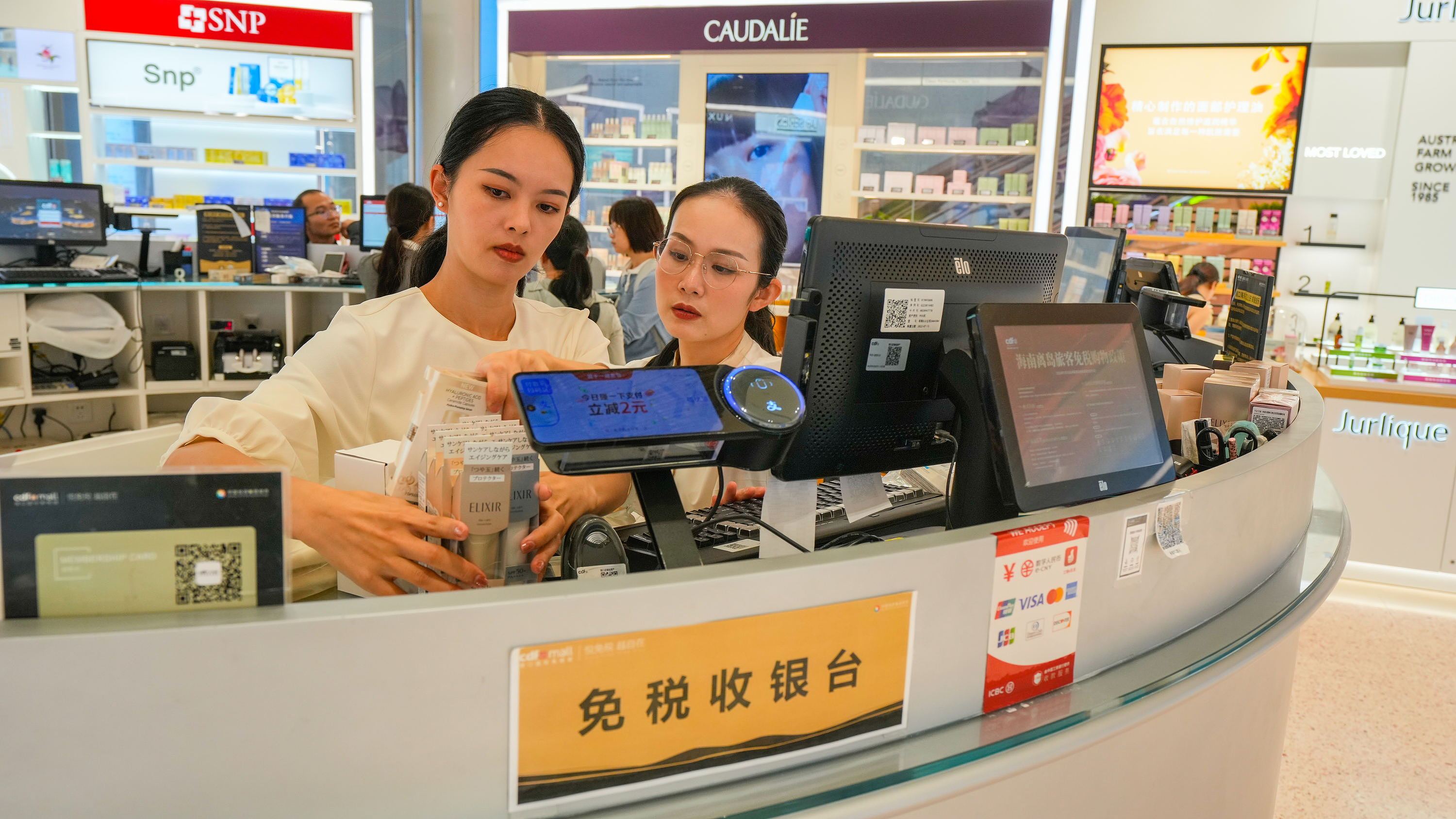 2025年11月1日，海口，cdf?？趪?guó)際免稅城內(nèi)人頭攢動(dòng)，眾多旅客在選購(gòu)免稅商品。
