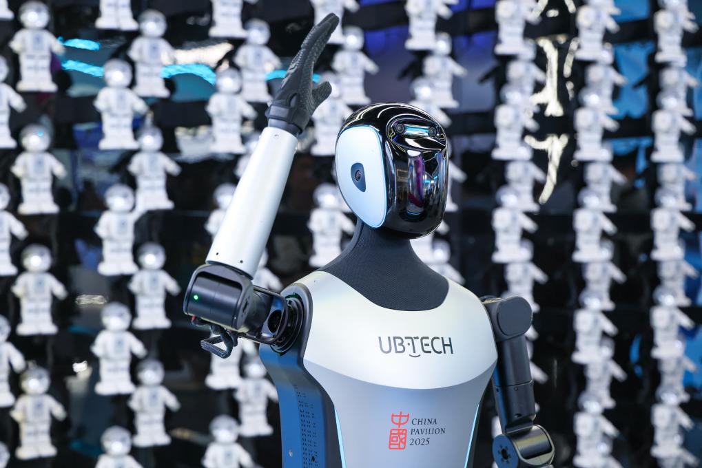 △ 2025年4月23日，在深圳優(yōu)必選科技展廳內(nèi)，商用版人形機(jī)器人Walker C向觀眾揮手致意。